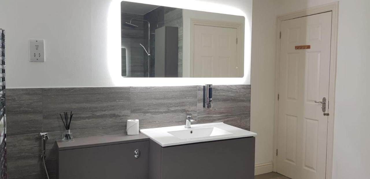 Stunning Room With Large Private Bathroom دربي المظهر الخارجي الصورة